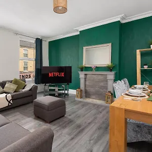 Spacious 4-bedroom - Free Public Parking Apartment